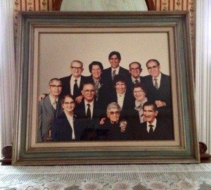 The twelve sibs get together for a family photo.